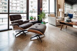 Ikonické křeslo Eames Lounge Chair s podnožkou, kombinace ergonomie, luxusu a precizně tvarované překližky