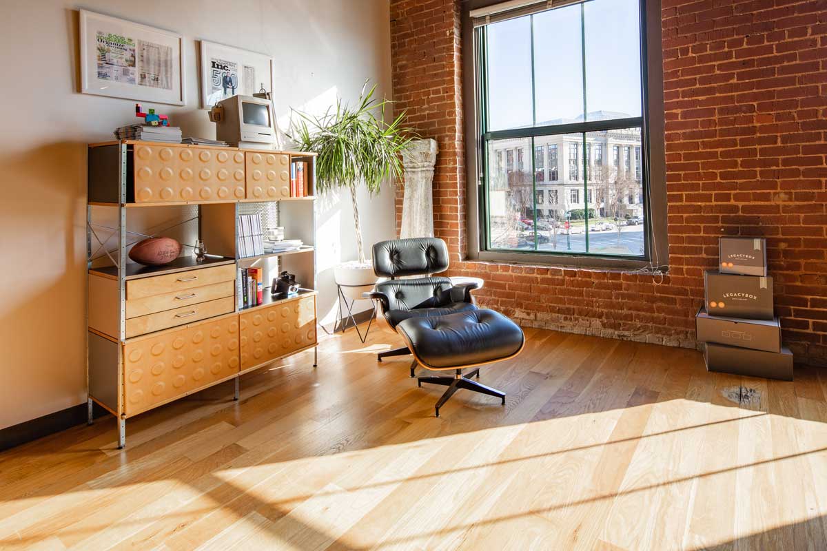 Interiér s křeslem Eames Lounge Chair a modulárním nábytkem Eames, ukázka nadčasového moderního bydlení