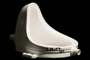 Dílo Fontána od Marcela Duchampa jako historický příklad využití běžného předmětu v umění a počátků upcyklace.