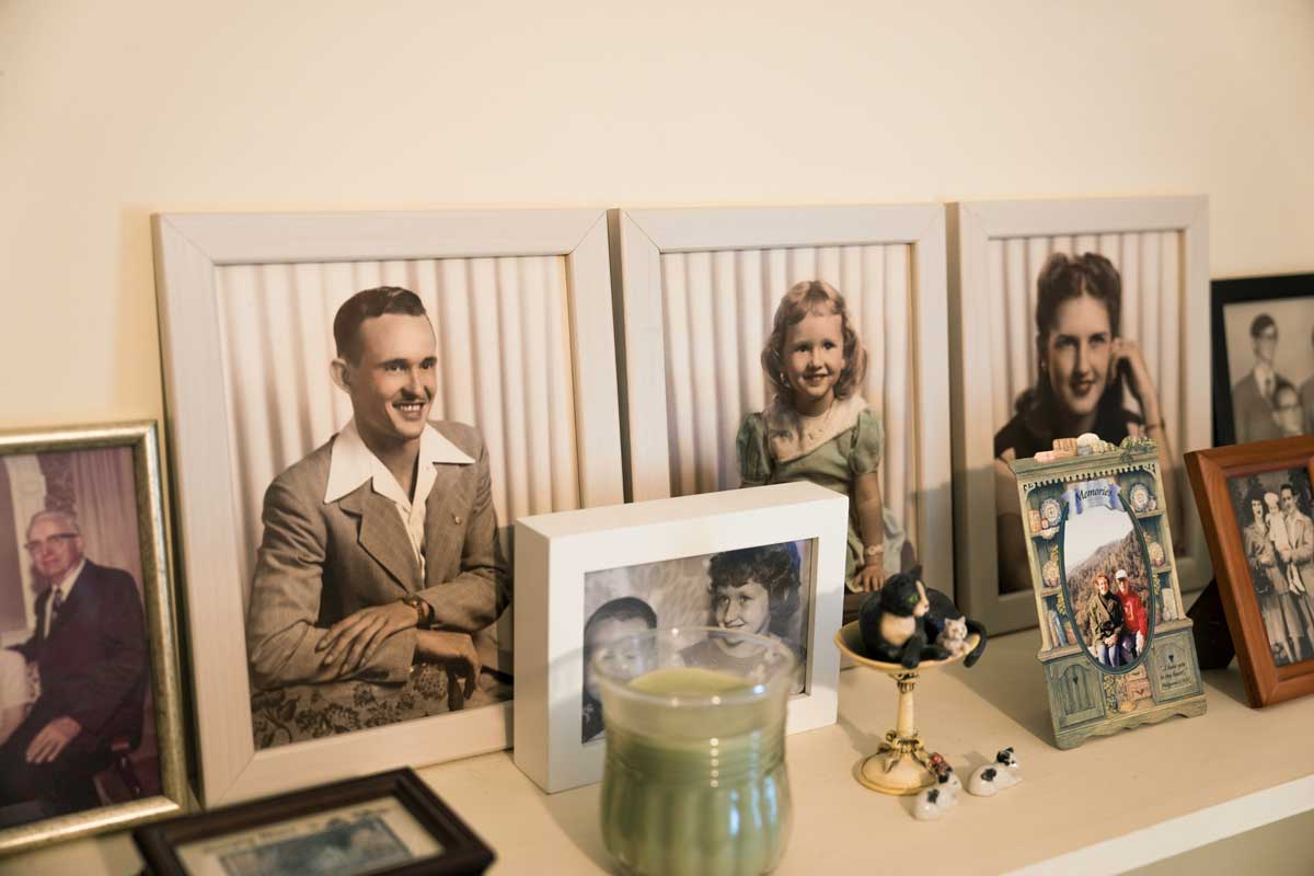 Rámečky s rodinnými fotografiemi opřené o stěnu na komodě vytvářejí osobní atmosféru bez nutnosti vrtání do zdi.