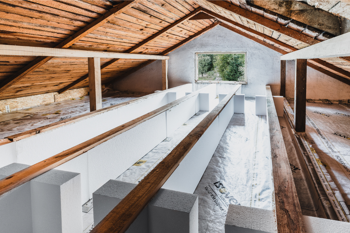 Připravený prostor pro nafoukání izolace.