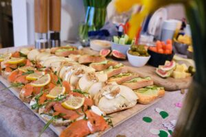 Pro nečekanou návštěvu i líné večery pod dekou: 5 rychlých teplých chuťovek z trouby