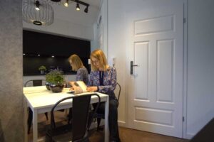 Malý rozkládací jídelní stůl v garsonce, který slouží k jídlu i jako pracovní plocha