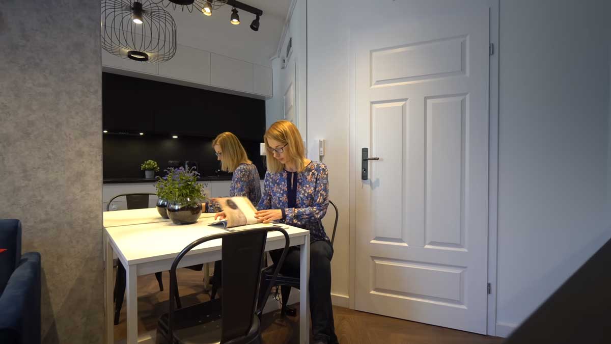 Malý rozkládací jídelní stůl v garsonce, který slouží k jídlu i jako pracovní plocha