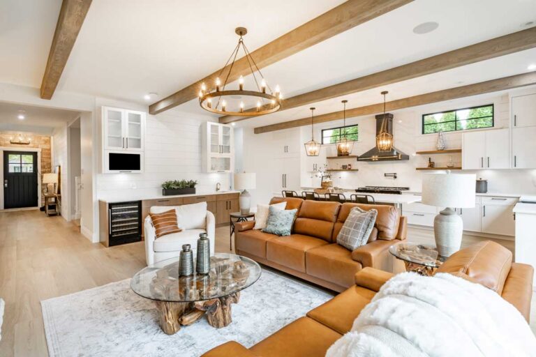 Kožená sedací souprava v moderním interiéru s proskleným konferenčním stolkem.