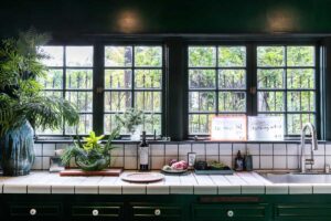 Kuchyňský pult u okna propojuje pracovní plochu s denním světlem a výhledem do zeleně.