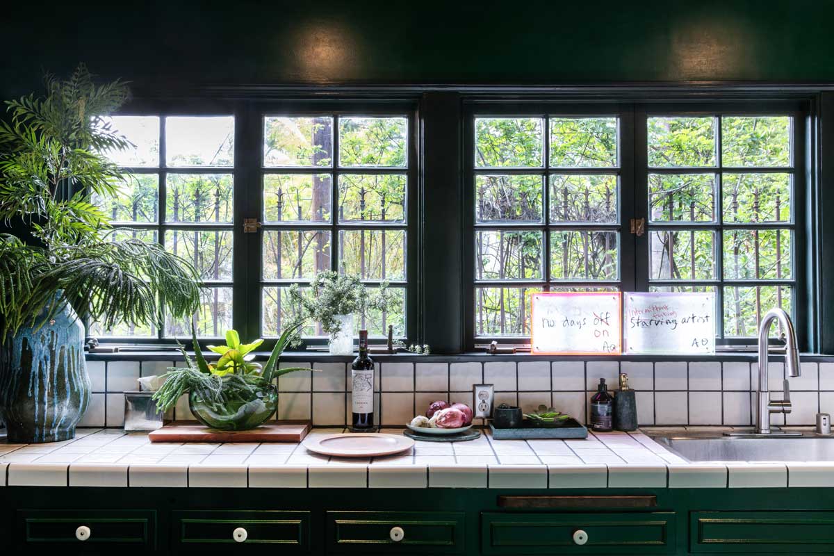 Kuchyňský pult u okna propojuje pracovní plochu s denním světlem a výhledem do zeleně.