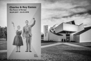 Charles a Ray Eamesovi na výstavě designu, manželská a tvůrčí dvojice, která změnila podobu moderního nábytku