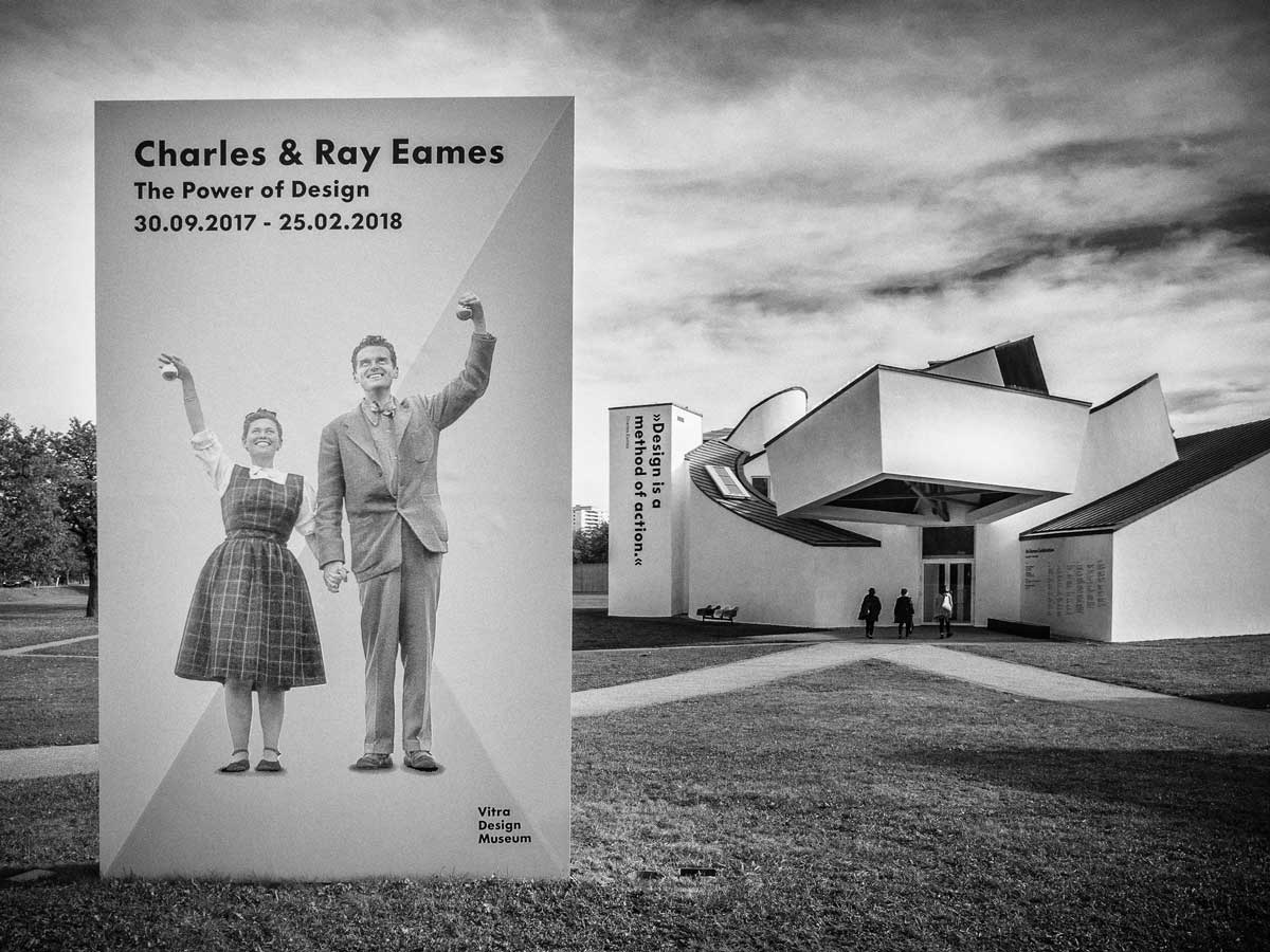 Charles a Ray Eamesovi na výstavě designu, manželská a tvůrčí dvojice, která změnila podobu moderního nábytku