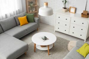 Minimalistický obývací pokoj v neutrálních barvách působí klidně a přehledně, ale bez doplňků může snadno ztratit osobitost.