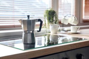 Moka konvička na sporáku jako domácí alternativa přípravy espressa