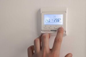 Nastavení teploty podlahového vytápění na termostatu – kontrola hranice 27 °C u vinylové podlahy