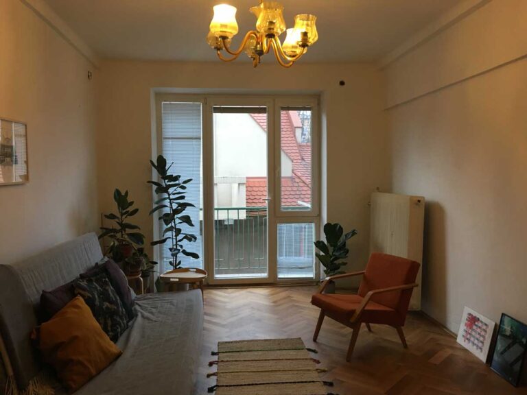 Původní obývací pokoj s balkonem a uzavřenou dispozicí před rekonstrukcí bytu