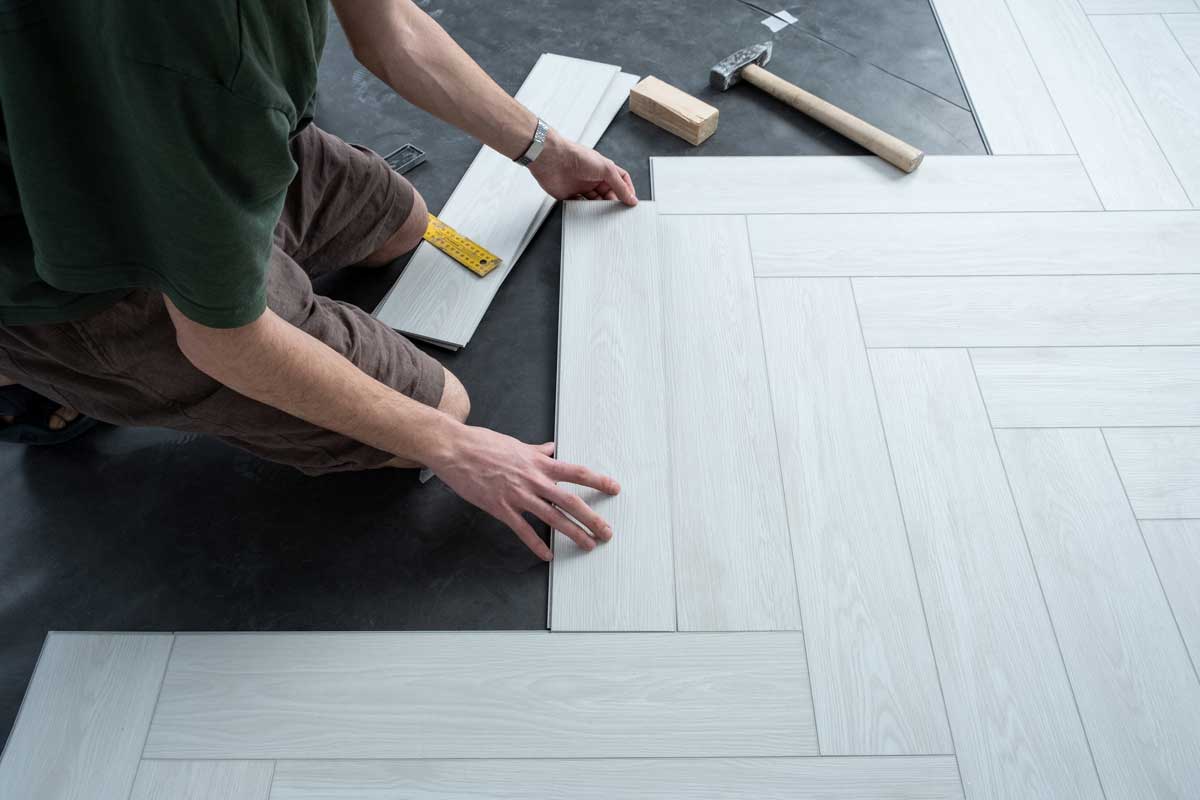 Pokládka podlahové krytiny s přesným napojením jednotlivých dílců na připravený a vyrovnaný podklad.