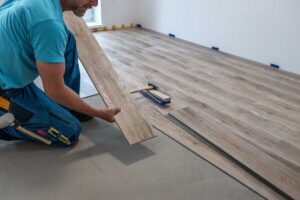 Pokládka vinylové podlahy v interiéru – instalace plovoucích lamel před prvním spuštěním podlahového topení