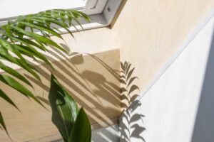 Detail střešního okna v nízkoenergetické dřevostavbě s dřevěným ostěním a přirozeným denním světlem