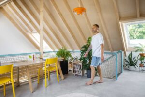 Podkrovní galerie v nízkoenergetické dřevostavbě s otevřeným krovem a pracovním koutem