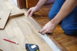 Přechodová lišta mezi místnostmi s rozdílnou podlahovou krytinou sloužící k zakrytí dilatace a ochraně hran podlah.