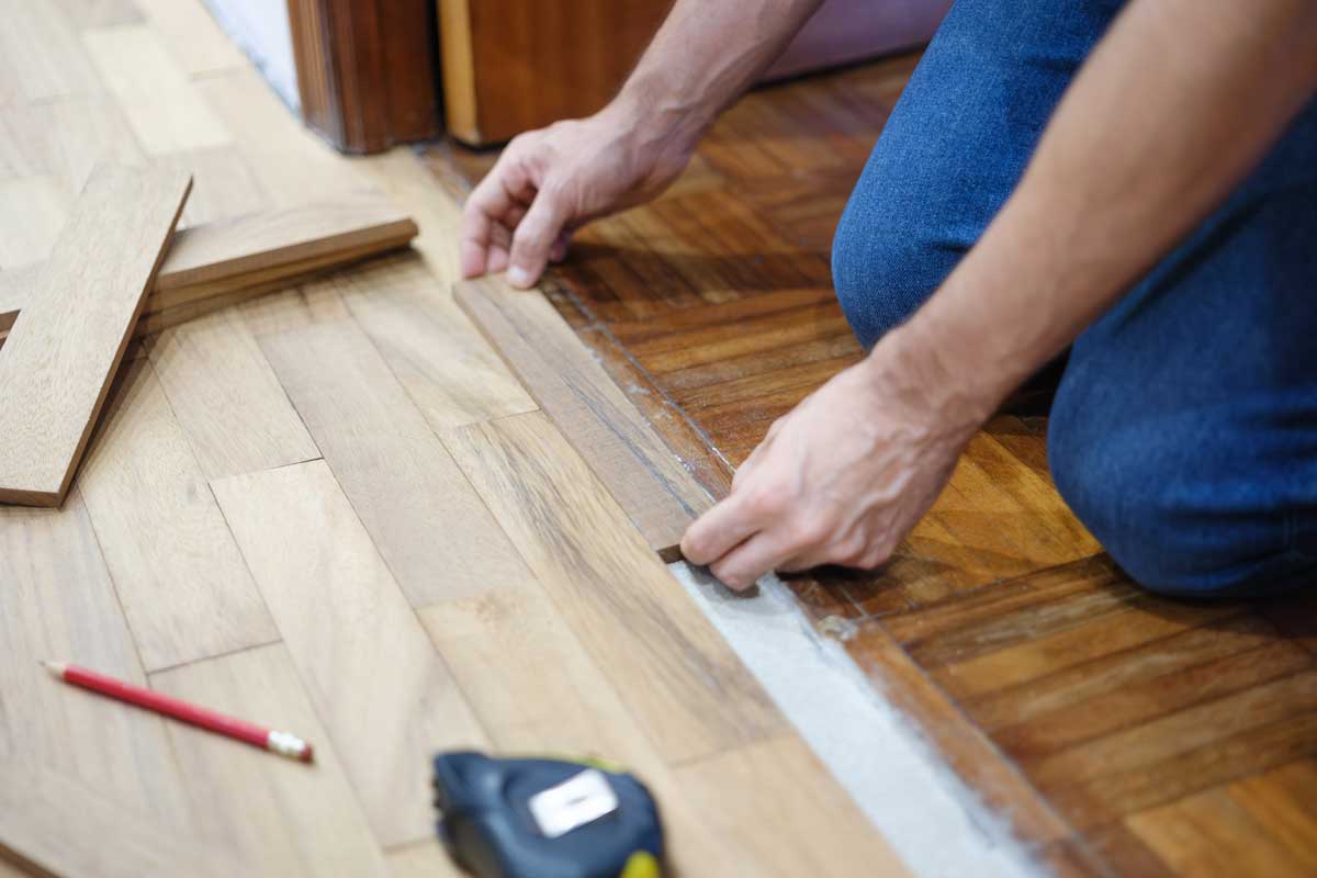 Přechodová lišta mezi místnostmi s rozdílnou podlahovou krytinou sloužící k zakrytí dilatace a ochraně hran podlah.