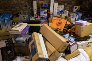 Hromada krabic a starých spotřebičů uložených na půdě jako příklad věcí, které doma zabírají místo bez skutečného využití.