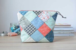 Upcyklace starých textilií do patchworkového obalu jako příklad udržitelného přístupu v módě a doplňcích.