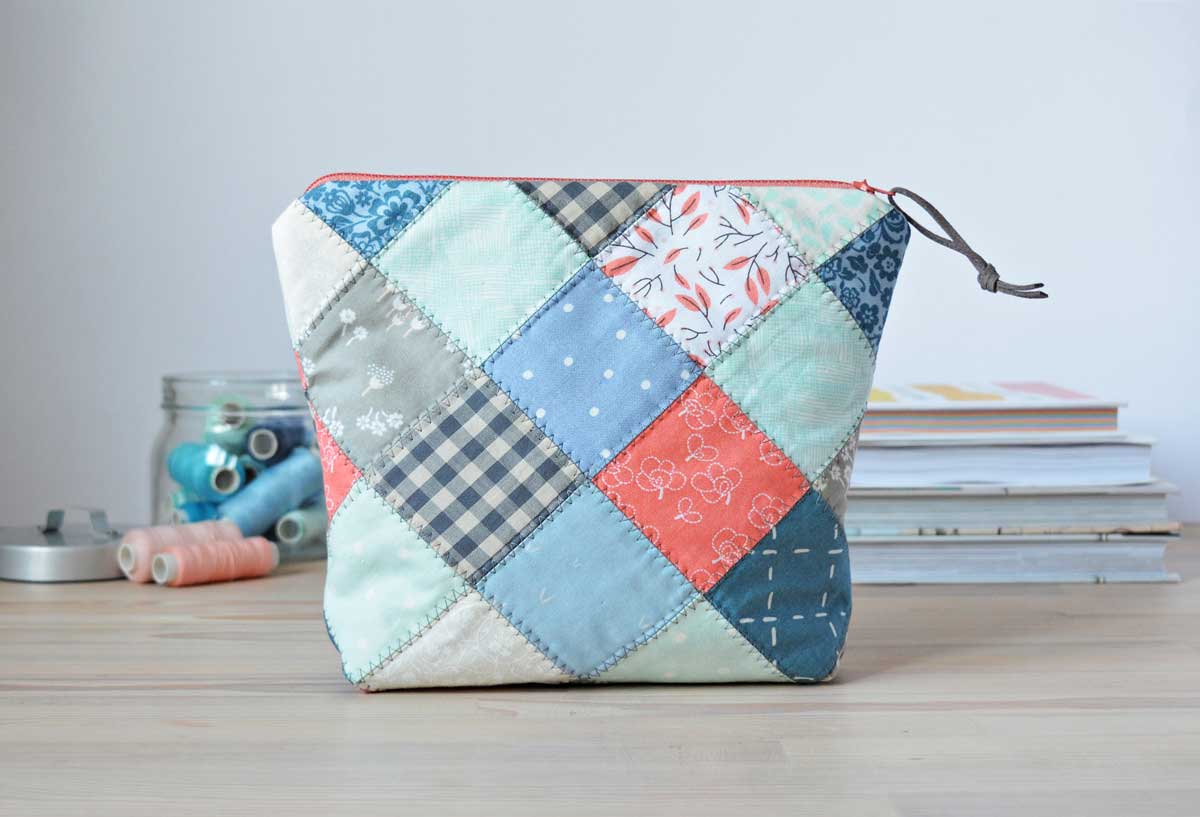 Upcyklace starých textilií do patchworkového obalu jako příklad udržitelného přístupu v módě a doplňcích.