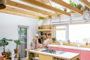 Rodinný život v otevřené kuchyni nízkoenergetické dřevostavby bez klimatizace s pasivním větráním
