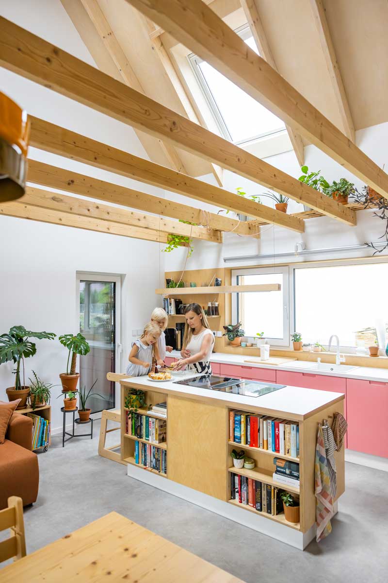 Rodinný život v otevřené kuchyni nízkoenergetické dřevostavby bez klimatizace s pasivním větráním