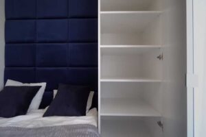 Vestavěná šatní skříň v malé ložnici jako chytré úložné řešení na míru