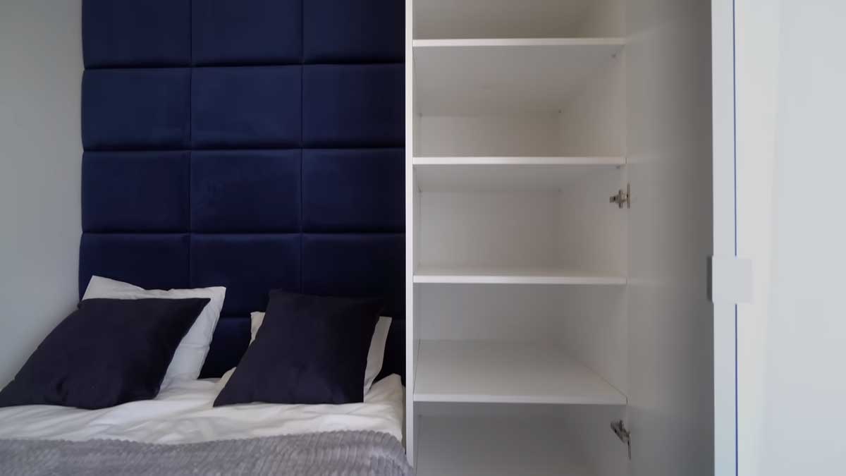 Vestavěná šatní skříň v malé ložnici jako chytré úložné řešení na míru