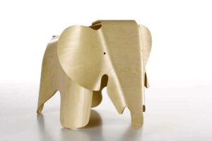 Dřevěný Eames Elephant z tvarované překližky, ikonická hračka navržená Charlesem a Ray Eamesovými s důrazem na hravost a funkční design
