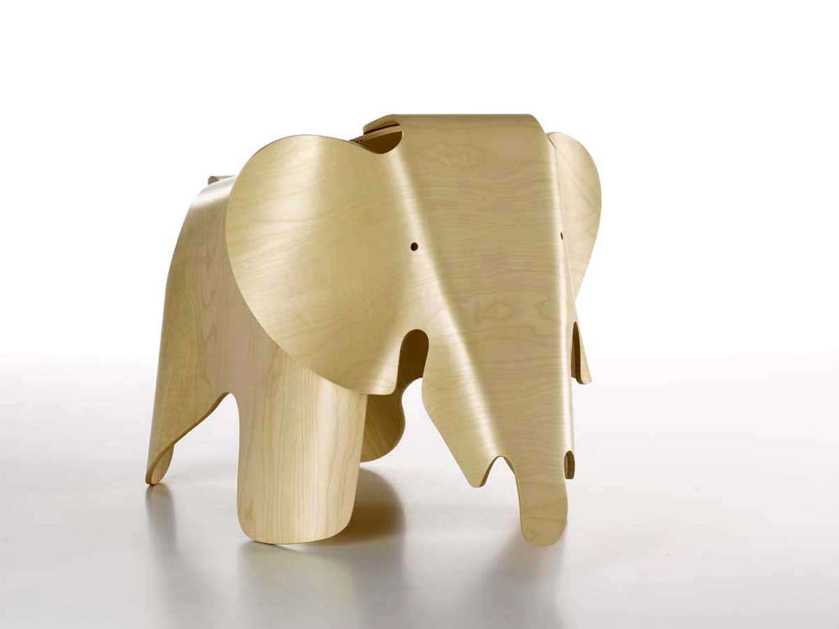 Dřevěný Eames Elephant z tvarované překližky, ikonická hračka navržená Charlesem a Ray Eamesovými s důrazem na hravost a funkční design