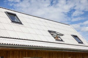 Střešní okna na sedlové střeše nízkoenergetické dřevostavby s vláknocementovou krytinou