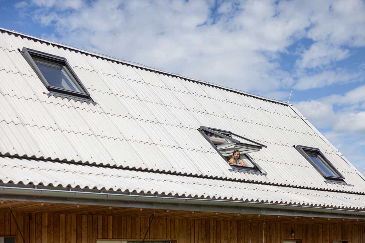 Střešní okna na sedlové střeše nízkoenergetické dřevostavby s vláknocementovou krytinou