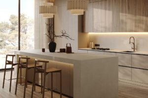 Světlá kuchyně s dřevěnými prvky a matnými povrchy působí vzdušně a v běžném provozu je praktičtější na údržbu.