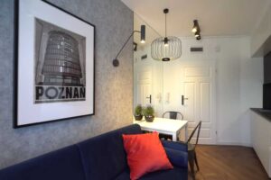 Designová svítidla a dekorace v industriálním interiéru malé garsonky