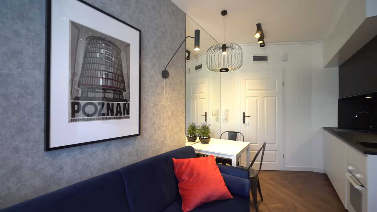 Designová svítidla a dekorace v industriálním interiéru malé garsonky