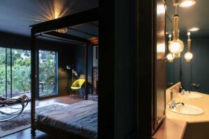 Propojení ložnice s koupelnou zachovává plynulost prostoru a podporuje pocit uzavřeného osobního světa.