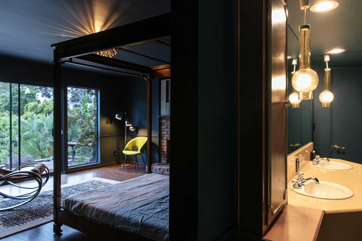 Propojení ložnice s koupelnou zachovává plynulost prostoru a podporuje pocit uzavřeného osobního světa.