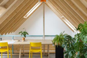 Přiznaný dřevěný krov v podkroví nízkoenergetické dřevostavby s otevřenou galerií