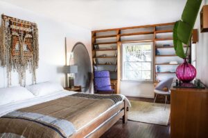 Třetí ložnice kombinuje přírodní materiály, světlé tóny a jemné barevné akcenty pro klidnější a vyváženou atmosféru.