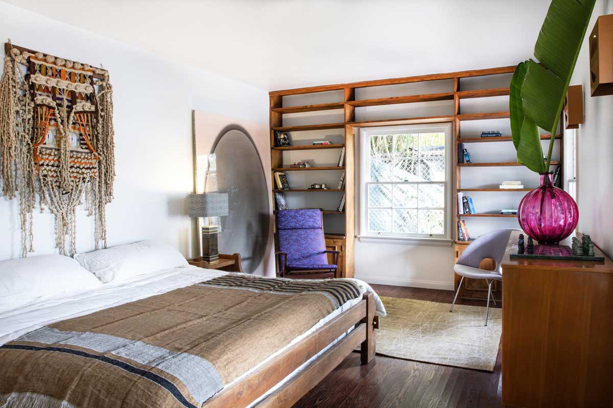 Třetí ložnice kombinuje přírodní materiály, světlé tóny a jemné barevné akcenty pro klidnější a vyváženou atmosféru.