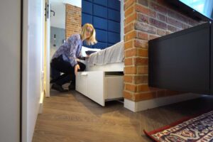 Úložné zásuvky pod postelí jako praktické řešení v malém bytě