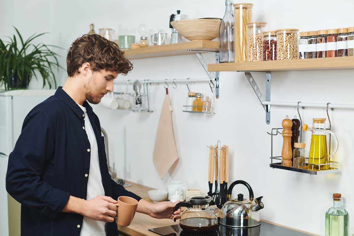 Kuchyňské police a závěsné organizéry vytvářejí úložný prostor bez nutnosti stavebních úprav.