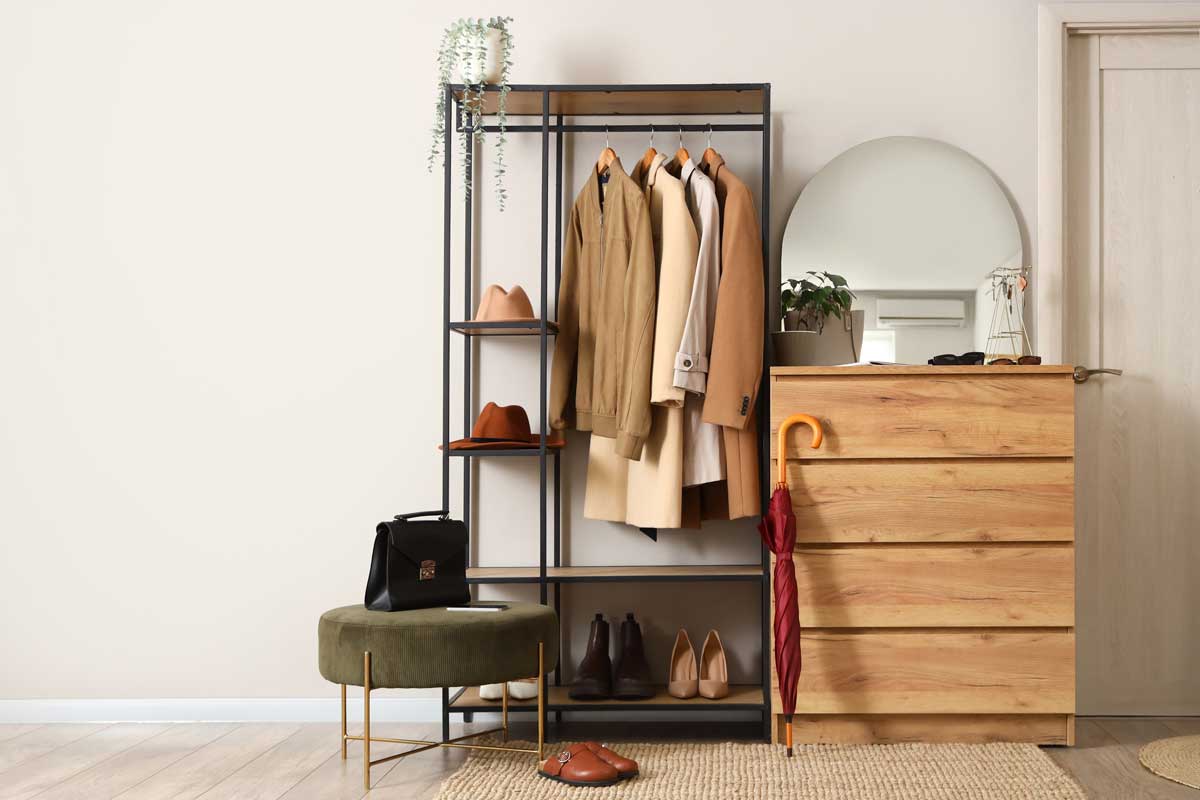 Samostatně stojící věšák s policemi nabízí prostor na kabáty a doplňky bez nutnosti montáže do zdi.