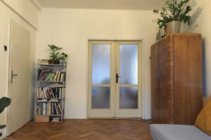 Původní vstupní část bytu s chodbou a dveřmi se sklem před rekonstrukcí