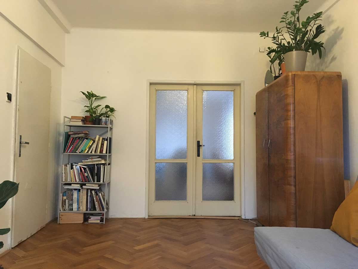 Původní vstupní část bytu s chodbou a dveřmi se sklem před rekonstrukcí