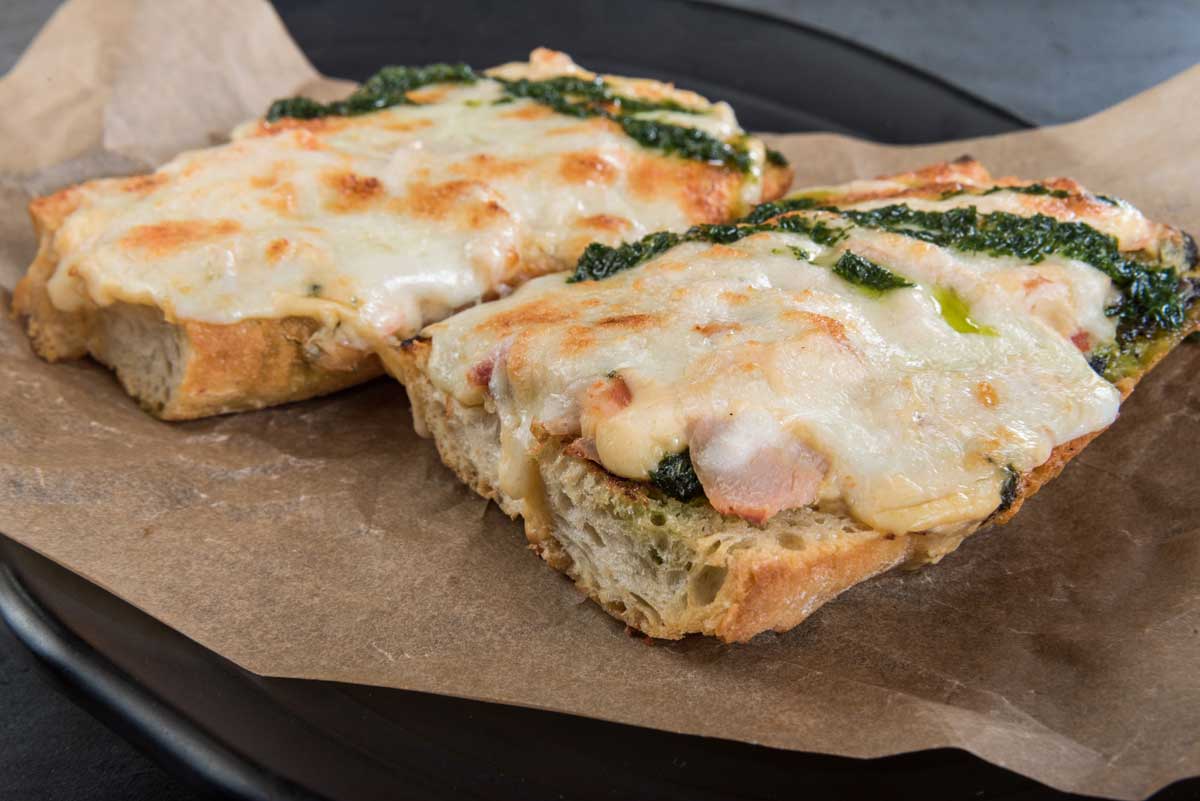 Zapečené bagetky se sýrem a šunkou upečené dozlatova jako rychlá teplá chuťovka