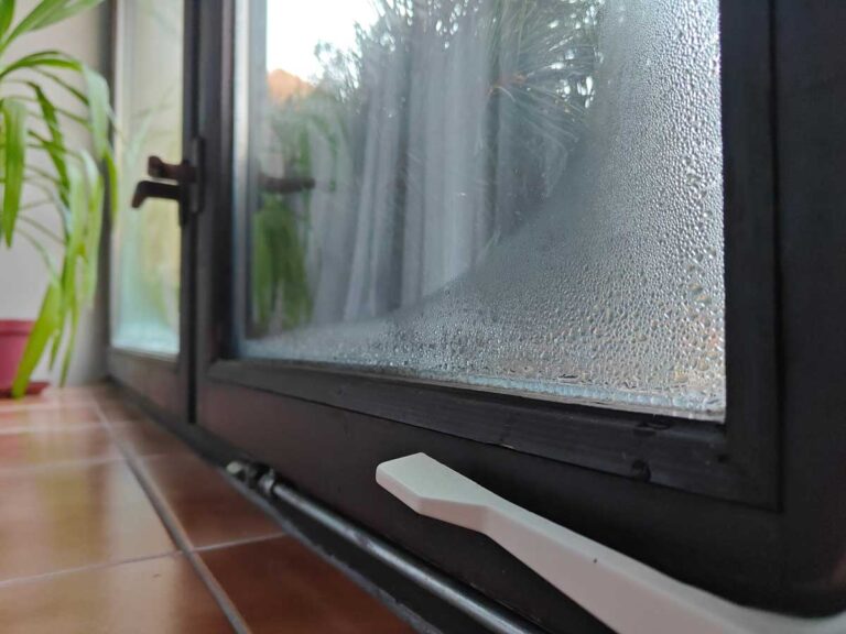 Kondenzace vody na skle zimní zahrady způsobená rozdílem teplot mezi interiérem a mrazivým venkovním vzduchem.