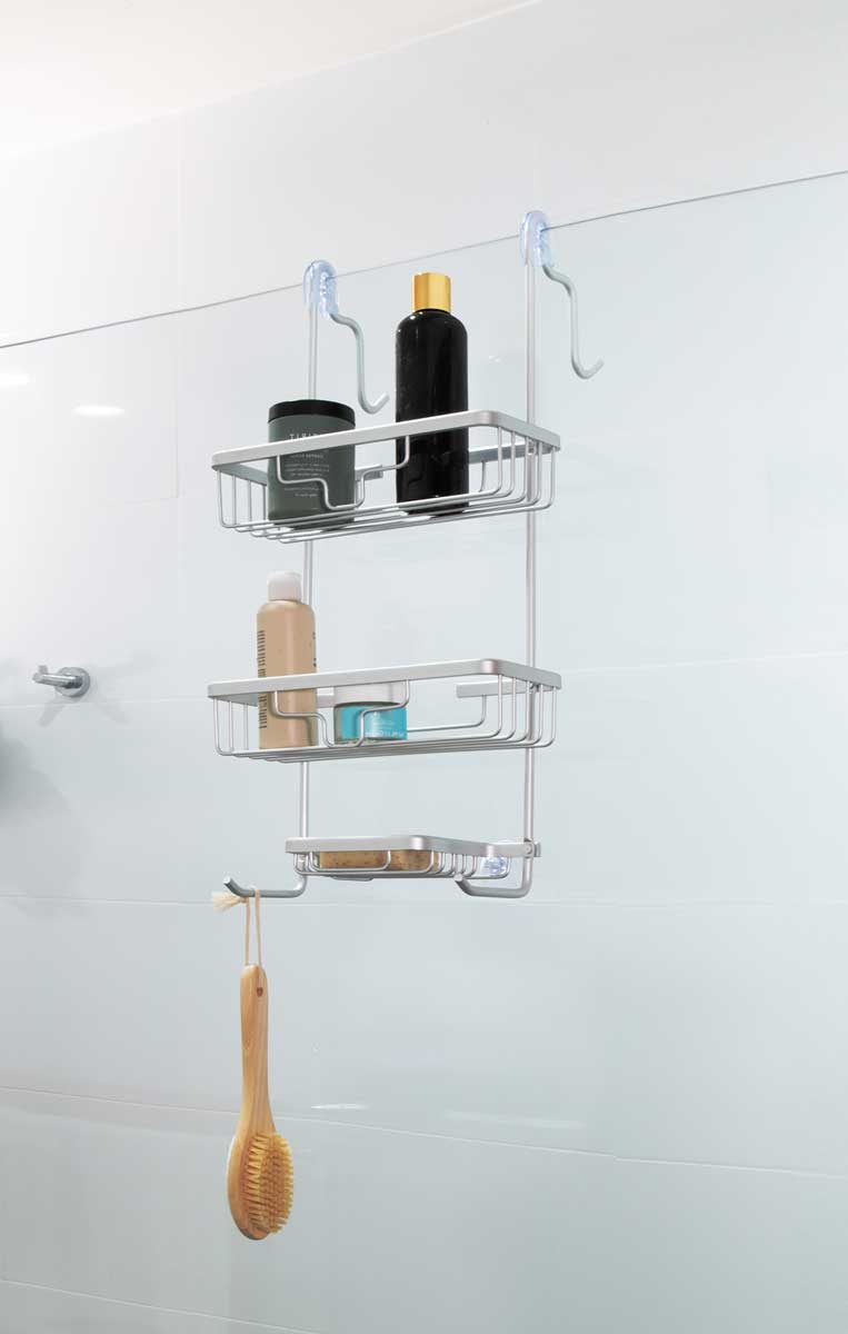 Koupelnový závěsný košík zavěšený přes sprchovou zástěnu vytváří úložný prostor bez zásahu do obkladů.